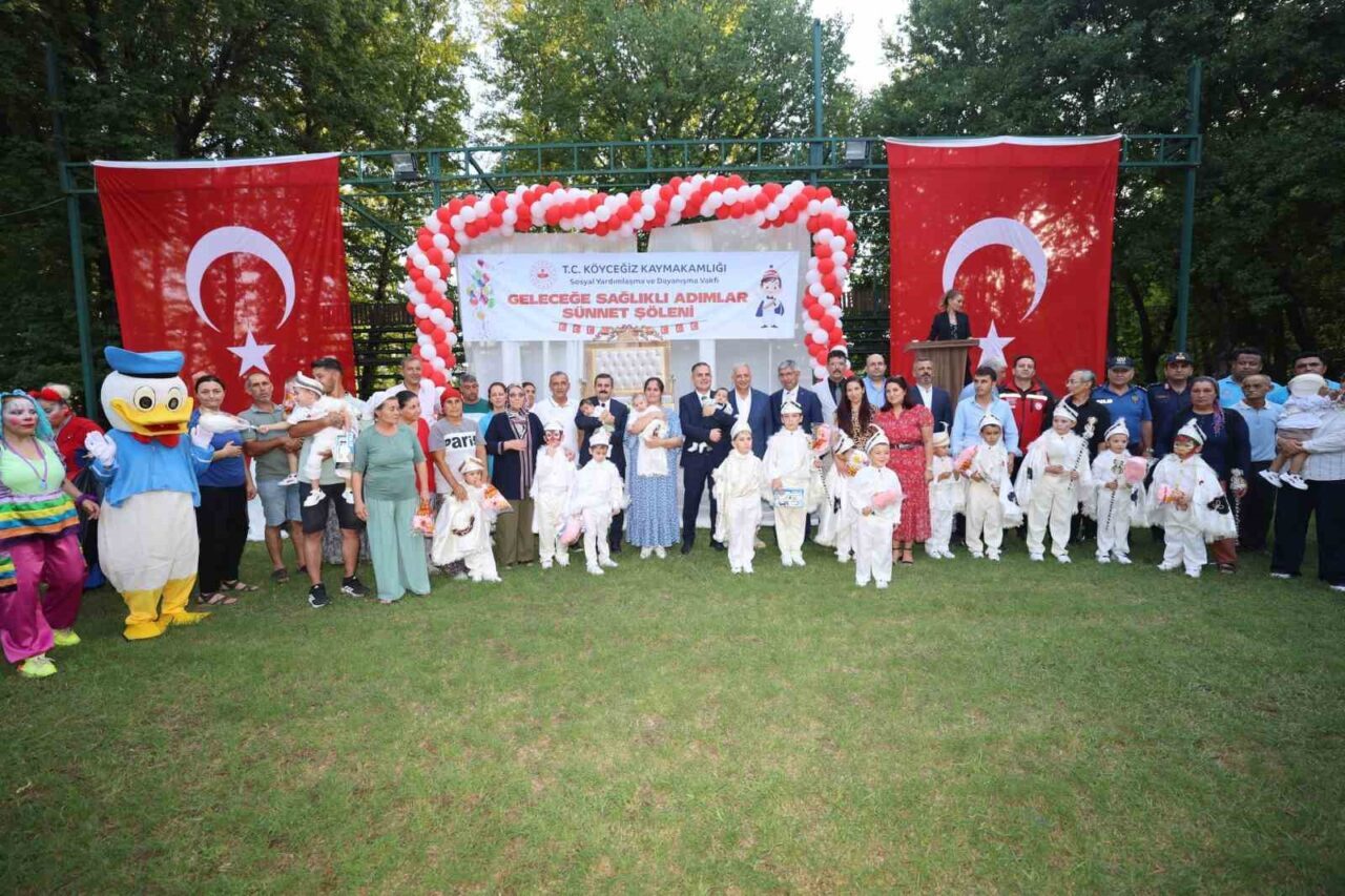 Köyceğiz Kaymakamlığı himayesinde ‘Geleceğe Sağlıklı Adımlar Sünnet Şöleni’ düzenlendi. Sünnet