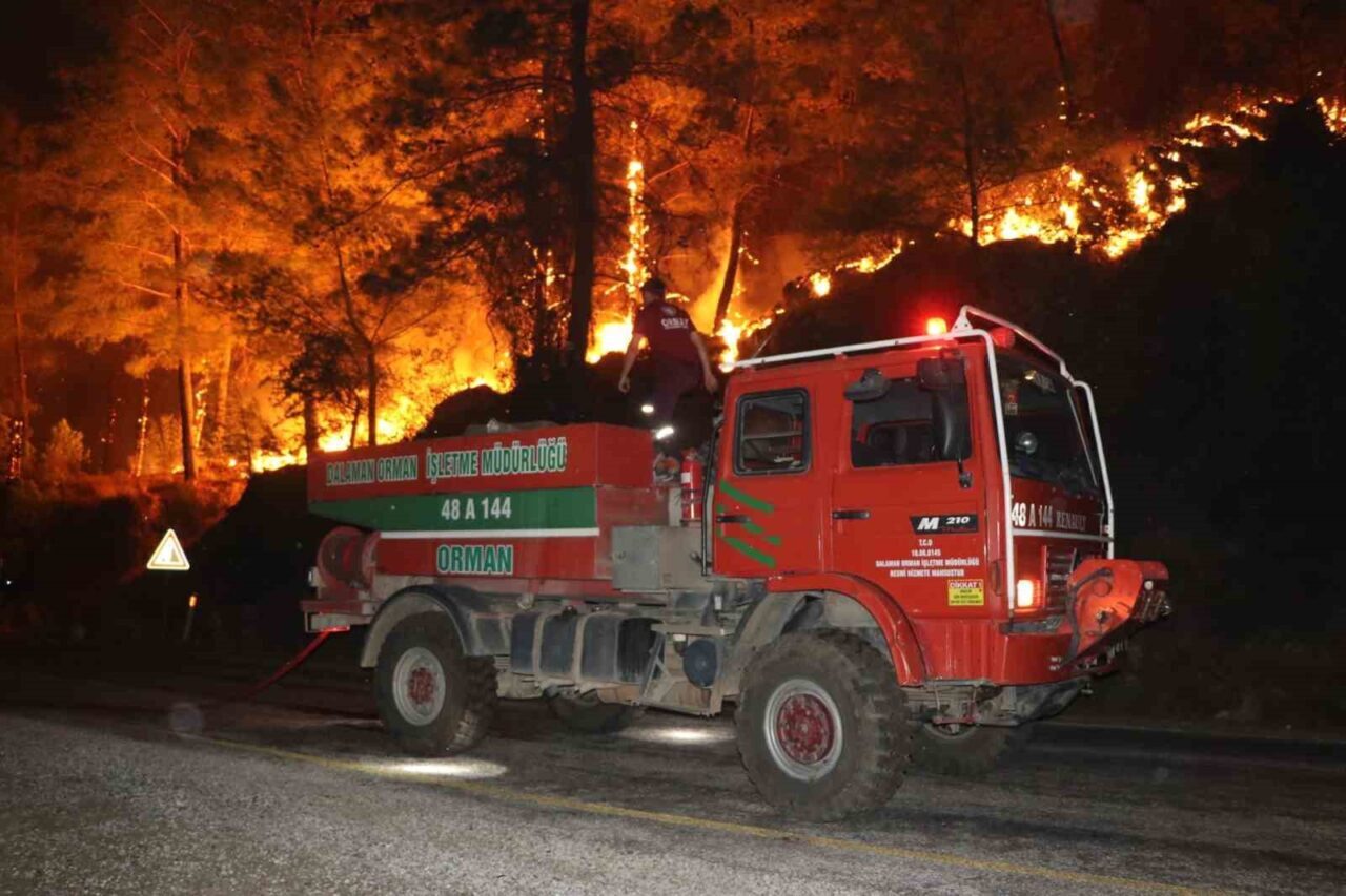 Köyceğiz Akköprü yangını söndürme çalışmaları gün boyu yoğun bir şekilde