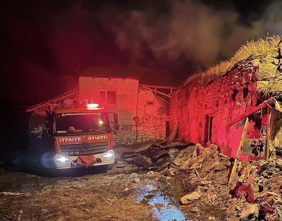 Erzurum’un Aziziye ilçesi Bingöze Mahallesi’nde meydana gelen yangın ekiplerin hummalı