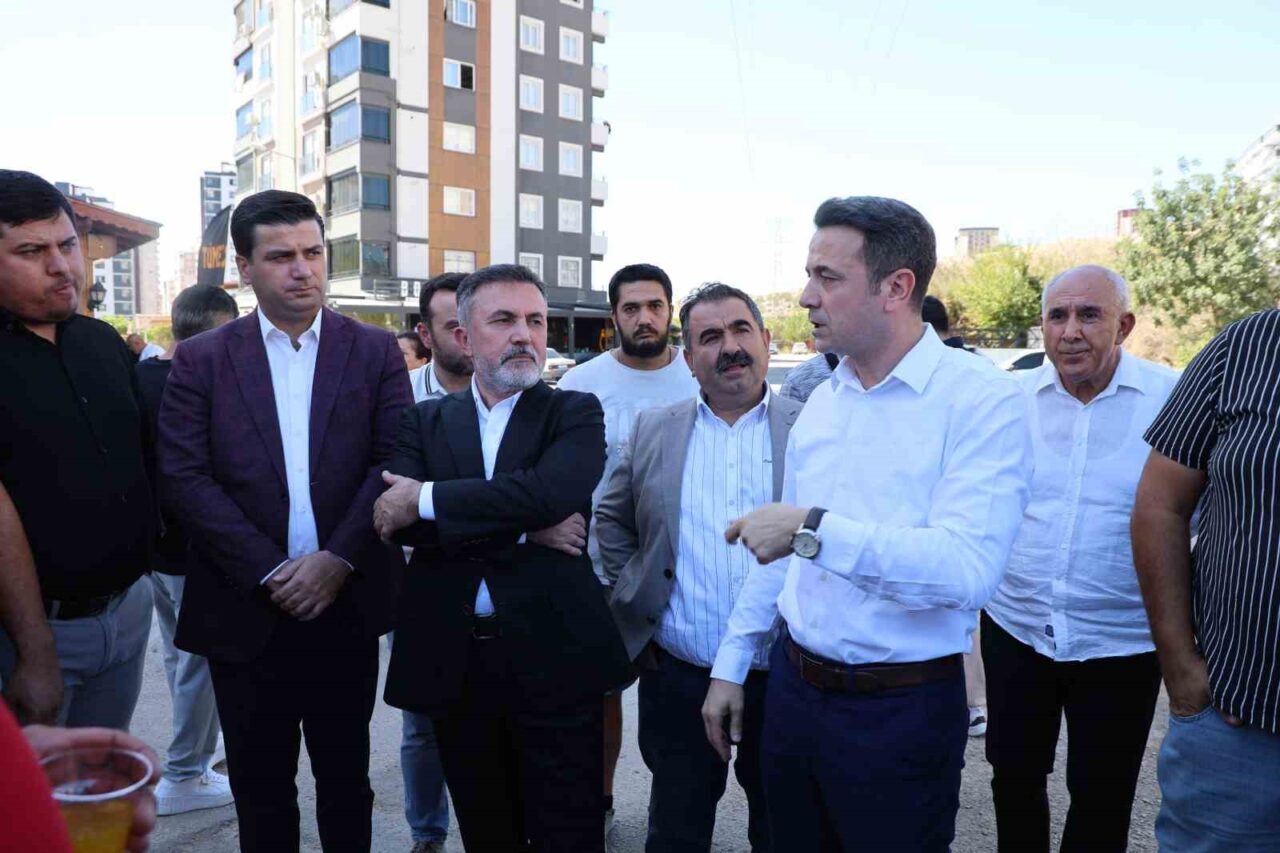 Kozan ilçesinde çevre yolu düzenlemesiyle ilgili bilgi alan AK Parti