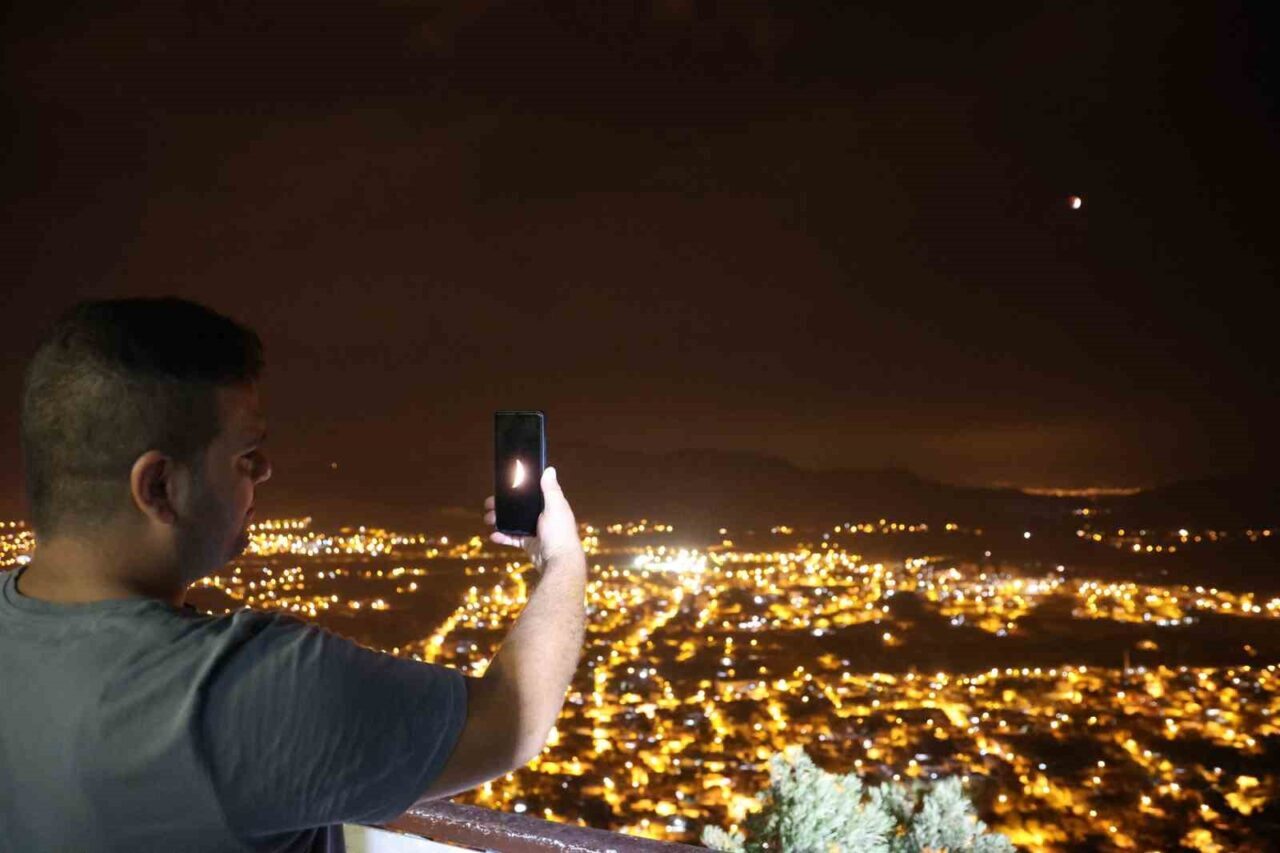 Adana’nın Kozan ilçesinde vatandaşlar, 400 rakımlı tarihi Kozan Kalesi’ne çıkarak