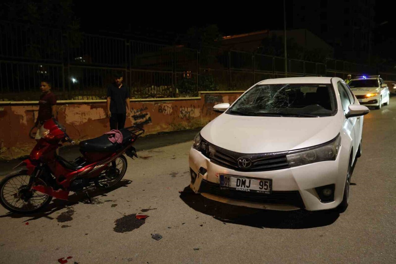 Adana’nın Kozan ilçesinde motosiklet ile otomobilin çarpışması sonucu 2 kişi
