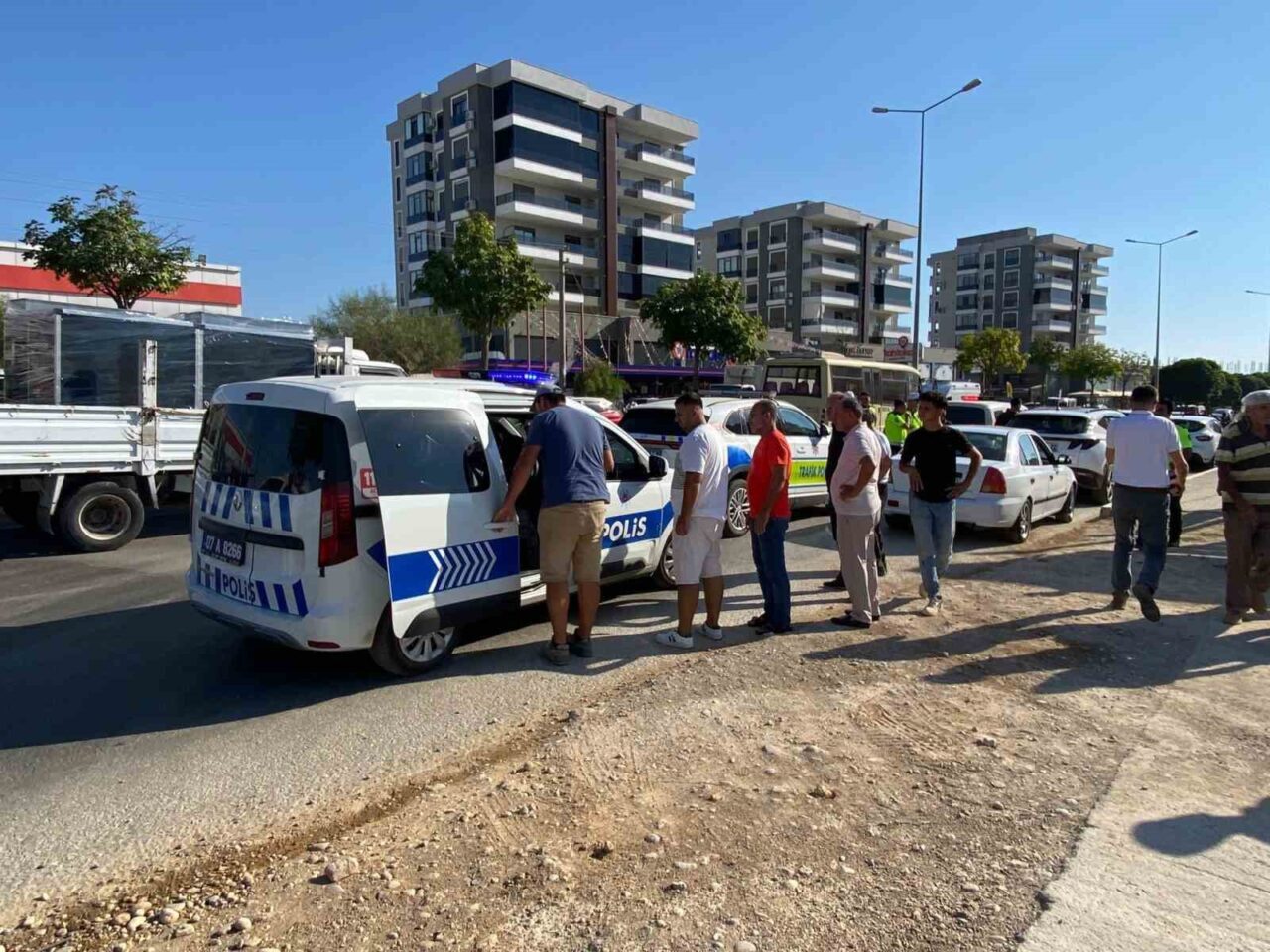 Antalya’nın Serik ilçesinde yoldan karşıya geçmeye çalışan baba ve kucağına