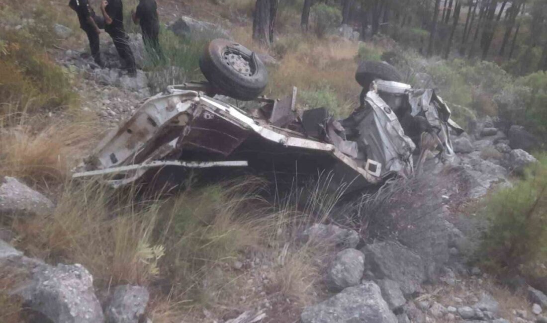Antalya’nın Serik ilçesinde üzerinde küçükbaş hayvan bulunan kamyonetin uçuruma yuvarlanması