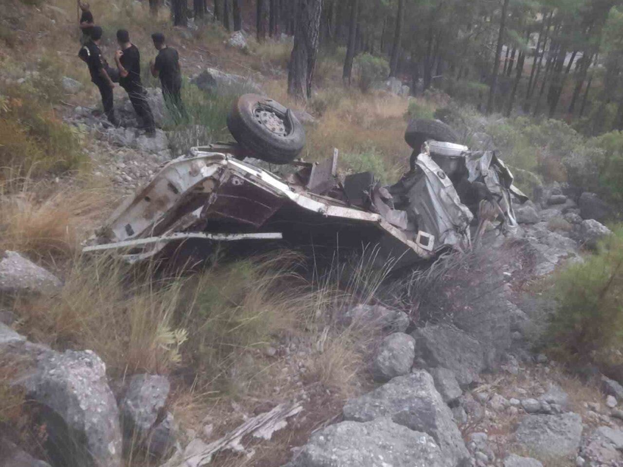 Antalya’nın Serik ilçesinde üzerinde küçükbaş hayvan bulunan kamyonetin uçuruma yuvarlanması