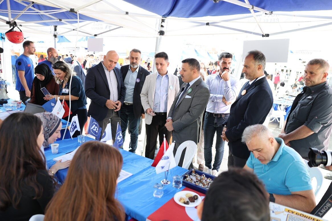 Küçükçekmece Belediyesi tarafından Fevzi Çakmak Meydanı’nda ‘2. İstihdam Fuarı’’ düzenlendi.