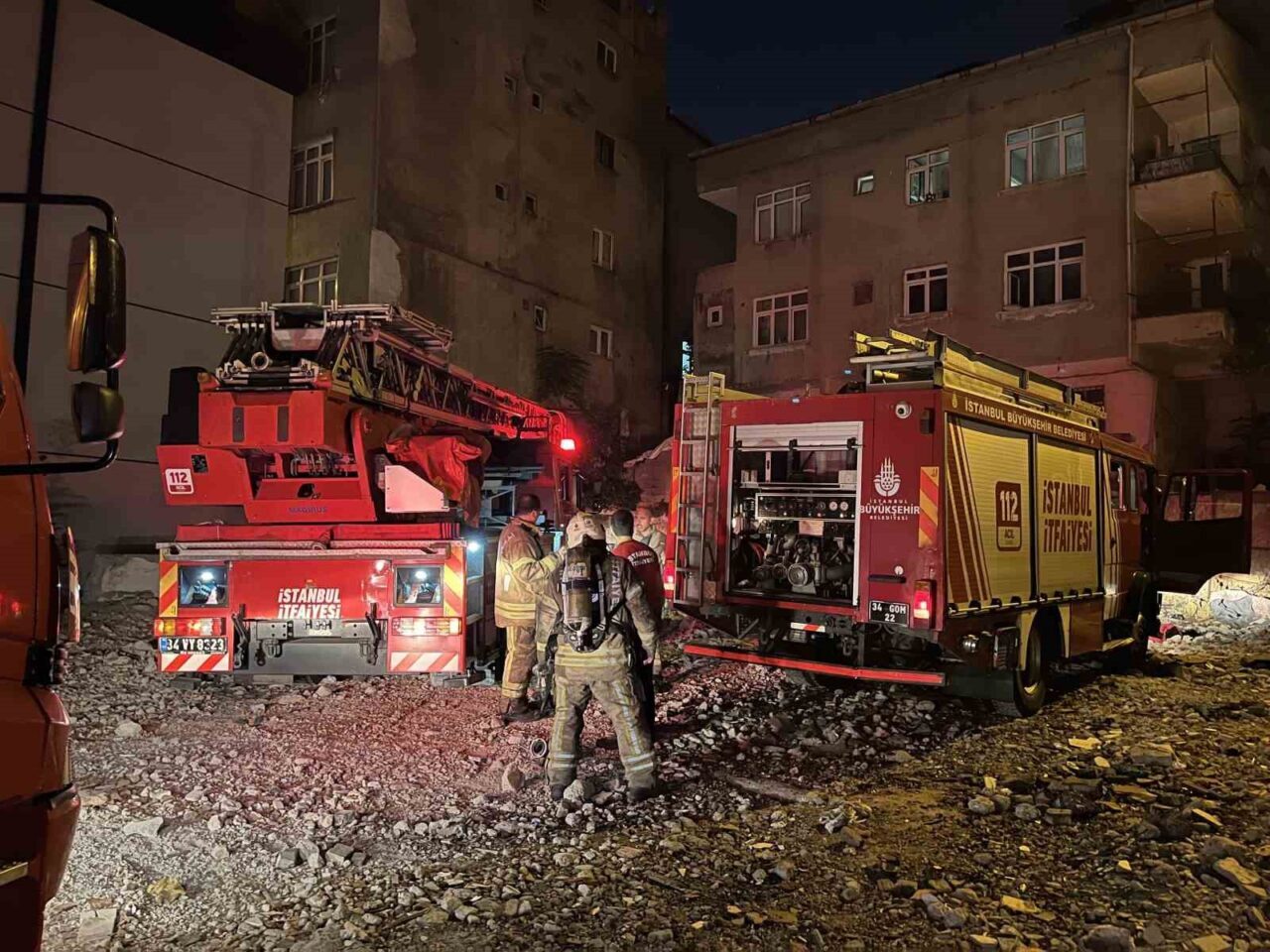 İstanbul Küçükçekmece’de 6 katlı binanın çatısında yangın çıktı. Yangında çatıda