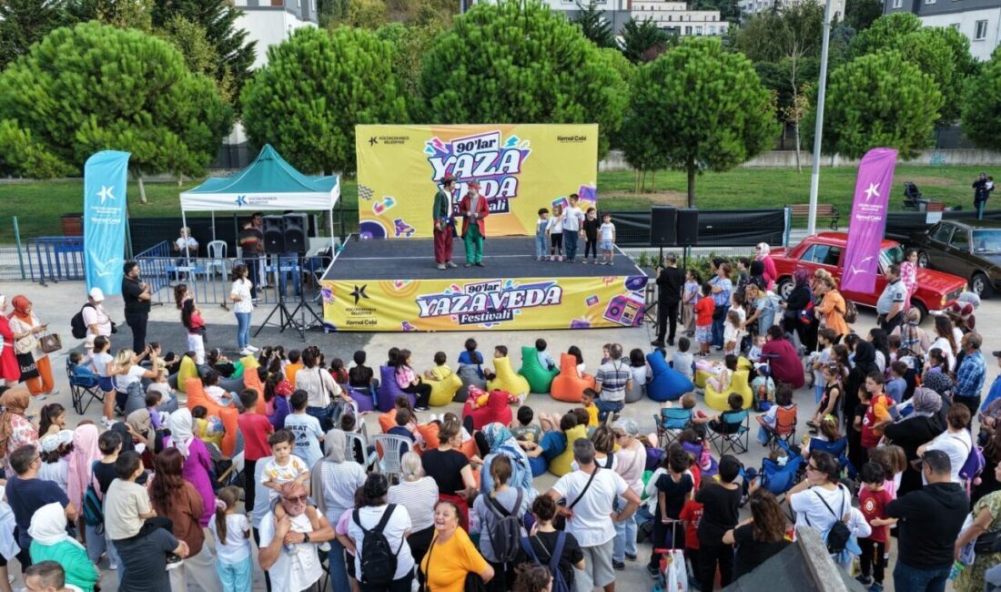 Küçükçekmece Belediyesi’nin Menekşe Parkı’nda düzenlediği 90’lar Yaza Veda Festivali, 7’den