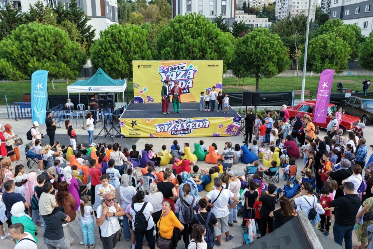 Küçükçekmece Belediyesi’nin Menekşe Parkı’nda düzenlediği 90’lar Yaza Veda Festivali, 7’den