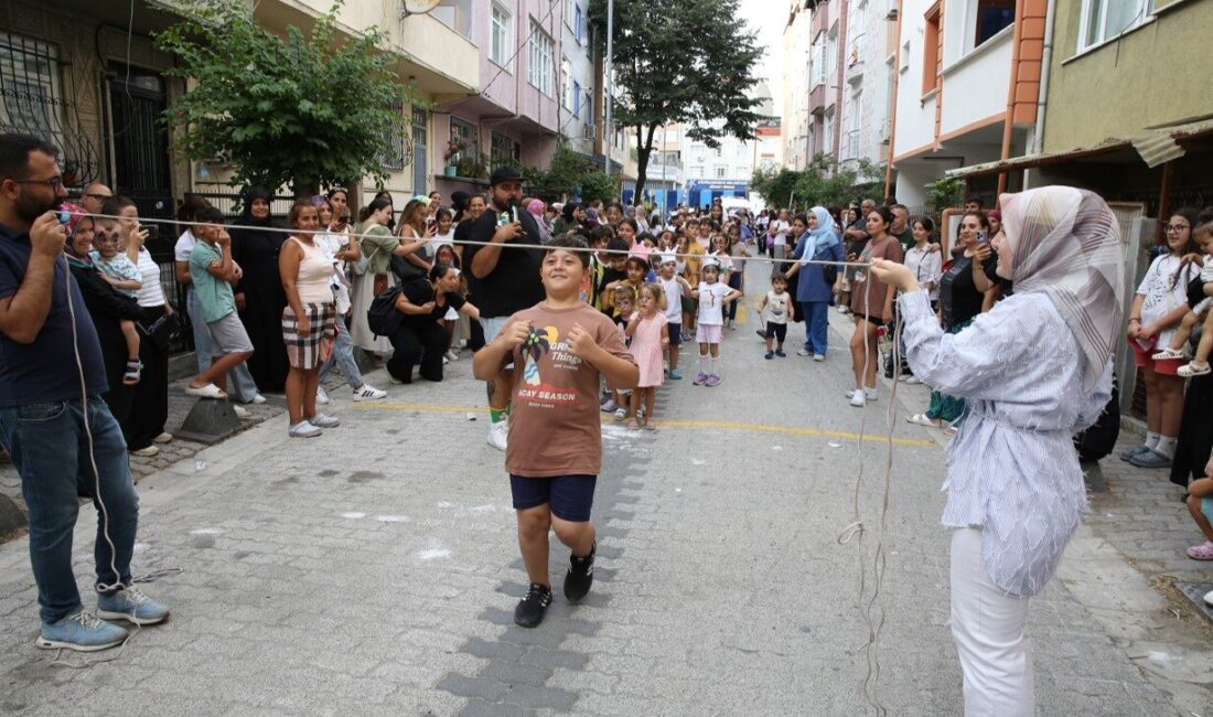 Küçükçekmece’de unutulmaya yüz tutmuş geleneksel sokak oyunlarını çocuklarla buluşturduğu “Sokakta