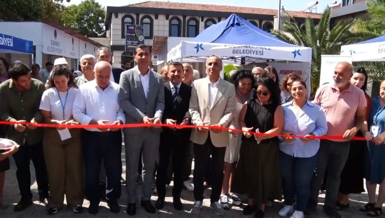 Küçükçekmece’de düzenlenen GADEV Kitap Fuarı kapılarını açtı. Küçükçekmece Garip Dede