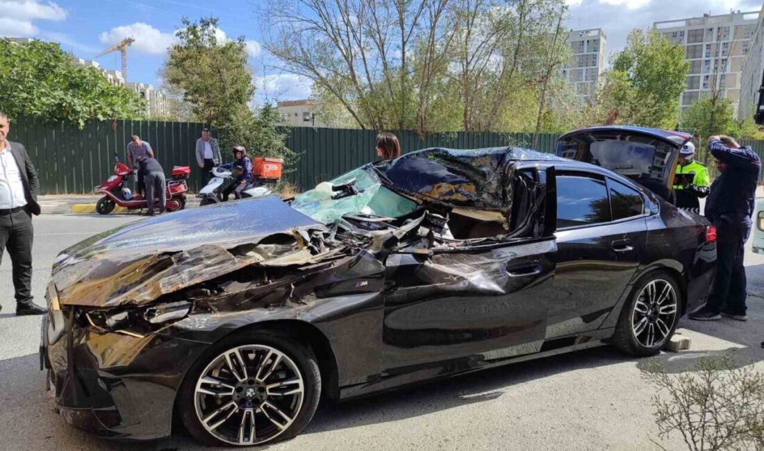 İstanbul Küçükçekmece’de hızını alamayan lüks otomobil sürücüsünün direksiyon hakimiyetini kaybetmesiyle