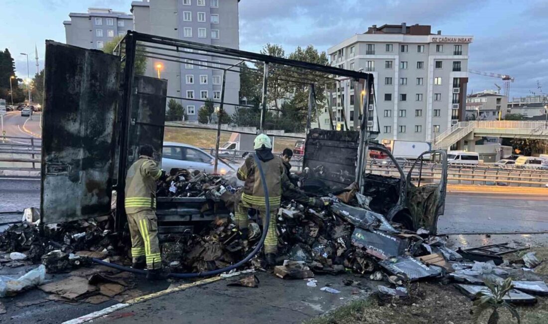 İstanbul Küçükçekmece’de kargo yüklü kamyonet alev alev yandı. Yangın itfaiye