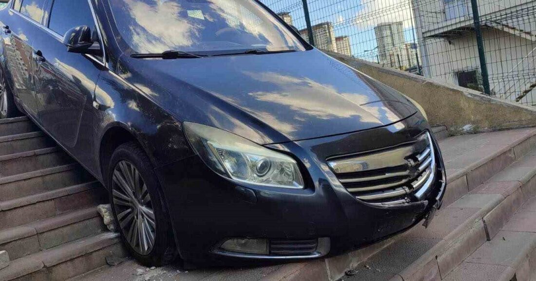 Küçükçekmece’de hastaneye hasta yakınını getiren sürücü, yol zannettiği merdivenlerde aracıyla