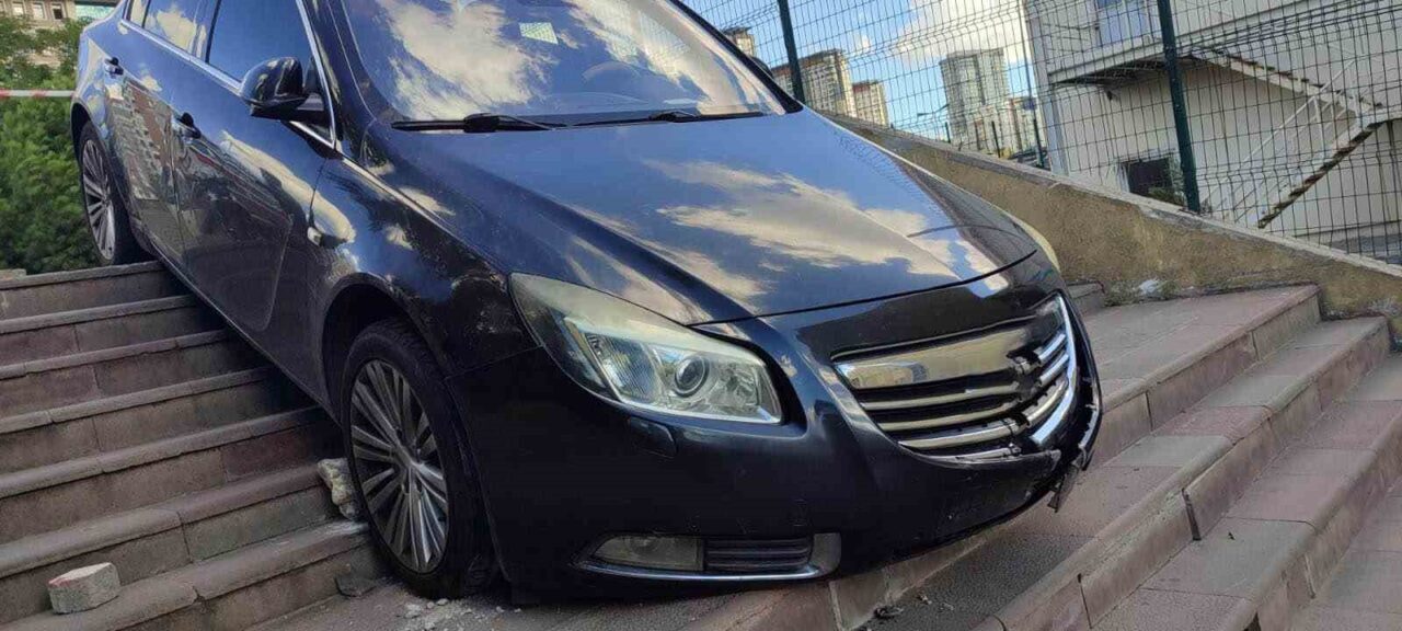 Küçükçekmece’de hastaneye hasta yakınını getiren sürücü, yol zannettiği merdivenlerde aracıyla