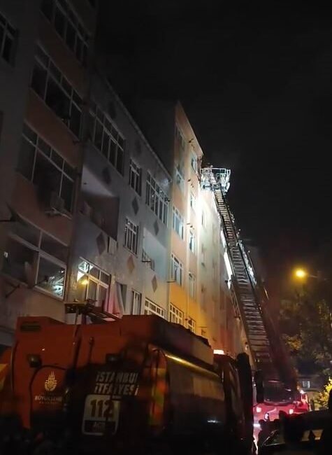 Küçükçekmece’de bulunan 6 katlı binanın 3 katında bilinmeyen bir nedenle