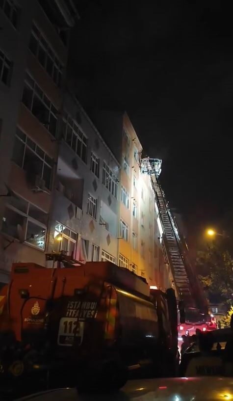 Küçükçekmece’de bulunan 6 katlı binanın 3 katında bilinmeyen bir nedenle