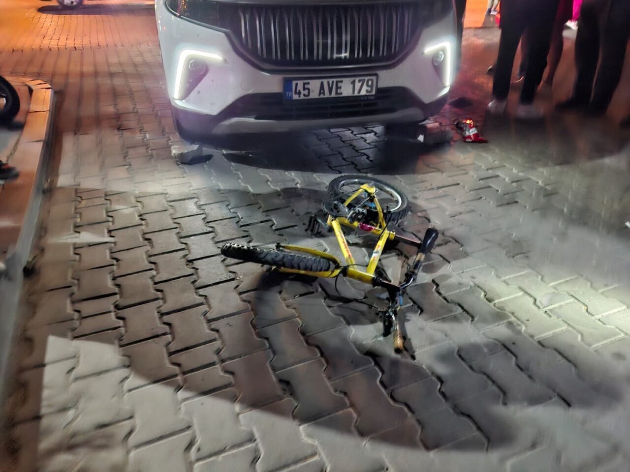 Manisa’nın Kula ilçesinde otomobil ile bisikletin çarpışması sonucu 11 yaşındaki