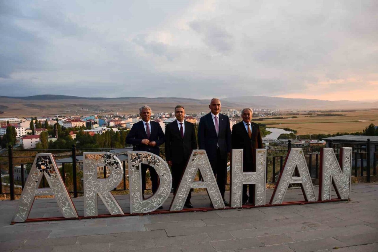 Kültür ve Turizm Bakanı Mehmet Nuri Ersoy, tarihi Ardahan Kalesi’nde
