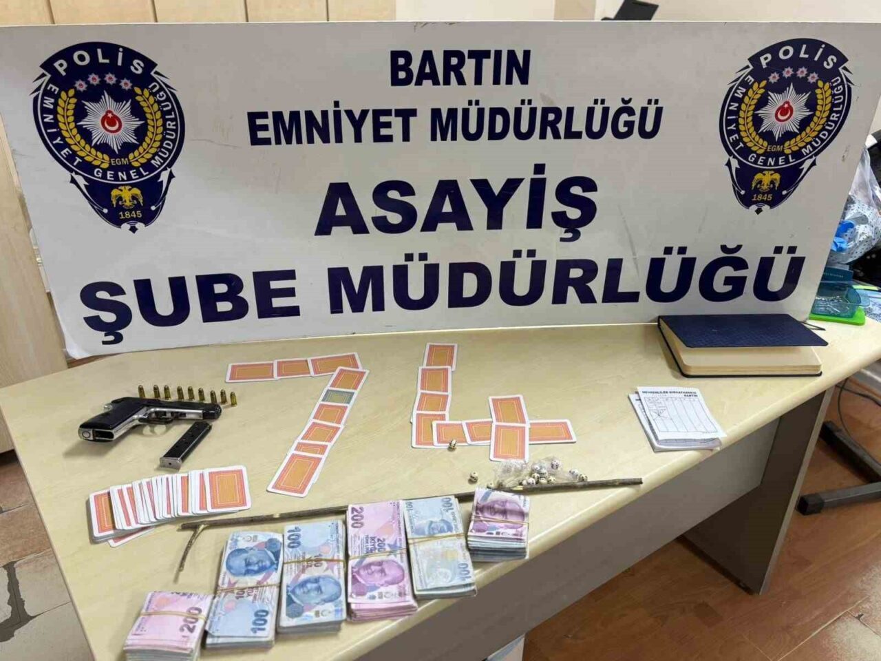 Bartın’da polis, gerçekleştirdiği bakında kumar oynayan 28 kişiye 258 bin