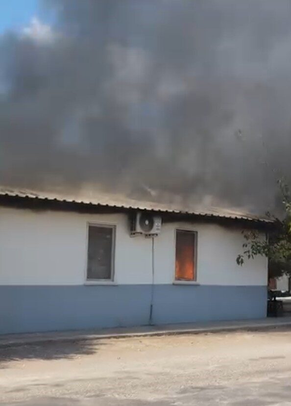 Antalya’nın Kumluca ilçesinde 77 yaşındaki kadının yalnız yaşadığı ev yandı.