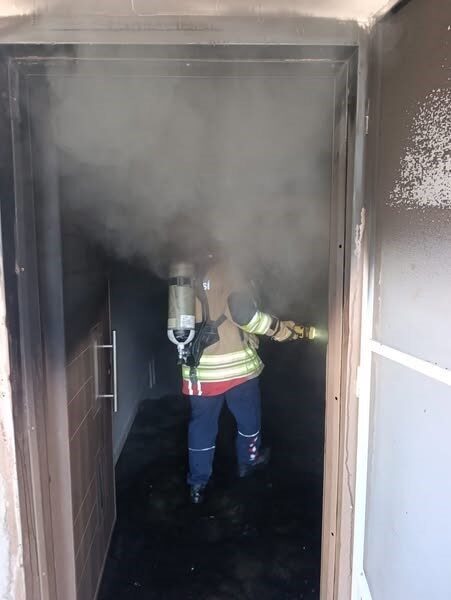 Hatay’da müstakil evde çıkan yangını itfaiye ekipleri söndürdü. Yangın, Kumlu