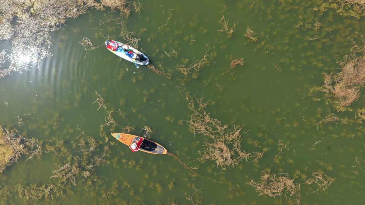 Konya’nın Beyşehir ilçesinde, Beyşehir Gölü’ndeki kuraklığa dikkat çekmek isteyen iki