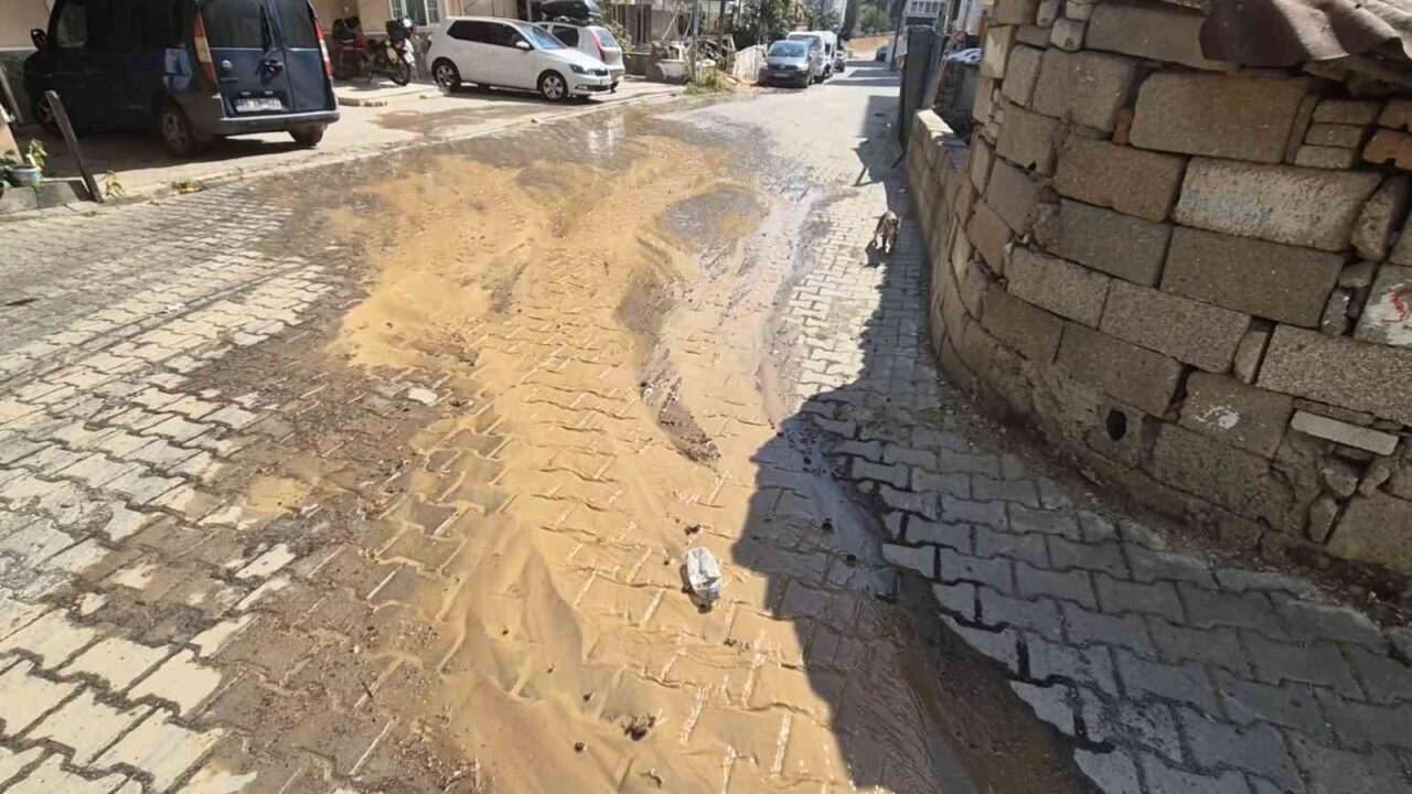 Tekirdağ’ın Süleymanpaşa ilçesinde yaşanan su patlakları nedeniyle tonlarca su boşa