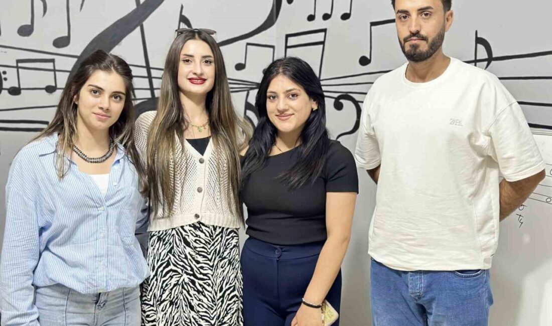 Hakkari’nin Yüksekova ilçesinde müzik öğretmeni Senem Çağatay, kendi imkanlarıyla kurduğu