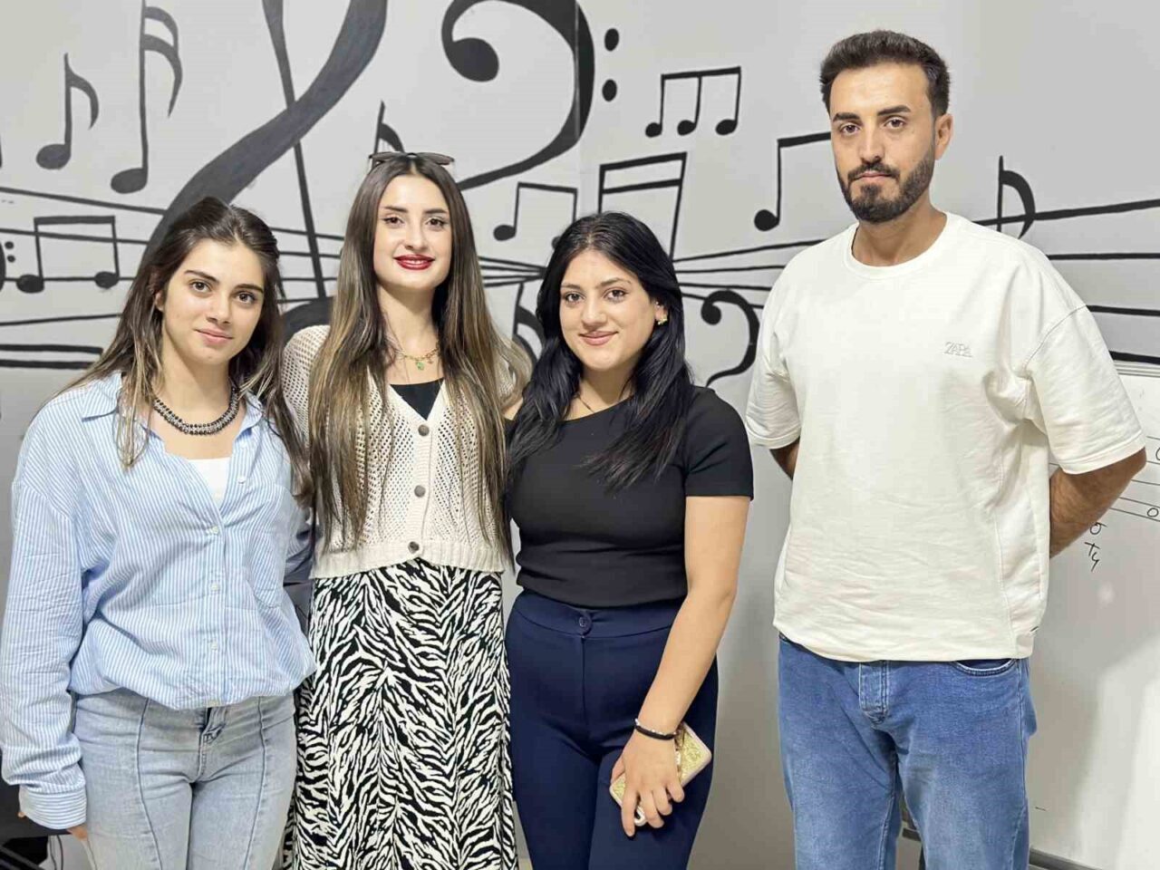 Hakkari’nin Yüksekova ilçesinde müzik öğretmeni Senem Çağatay, kendi imkanlarıyla kurduğu