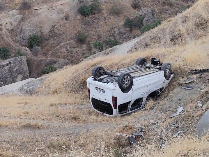 Siirt’in Kurtalan ilçesinde sürücüsünün direksiyon hakimiyetini kaybettiği otomobilin şarampole yuvarlanması