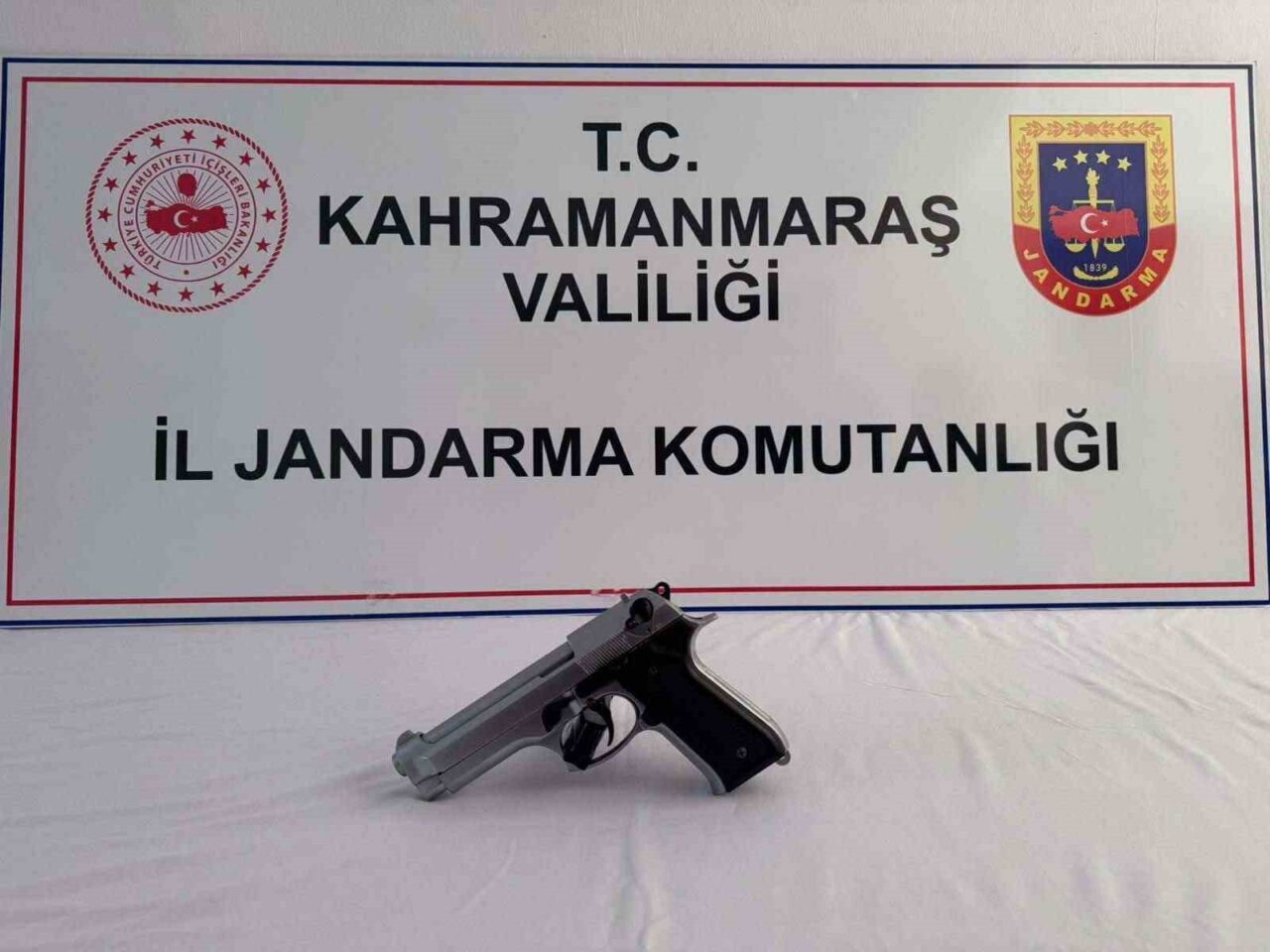 Kahramanmaraş’ta seyir halindeki otomobilden kurusıkı tabancayla ateş eden şahıs önce