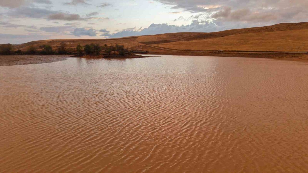 Kırıkkale’de uzun süren kuraklık nedeniyle çatlaklarla kaplı çorak araziye dönen