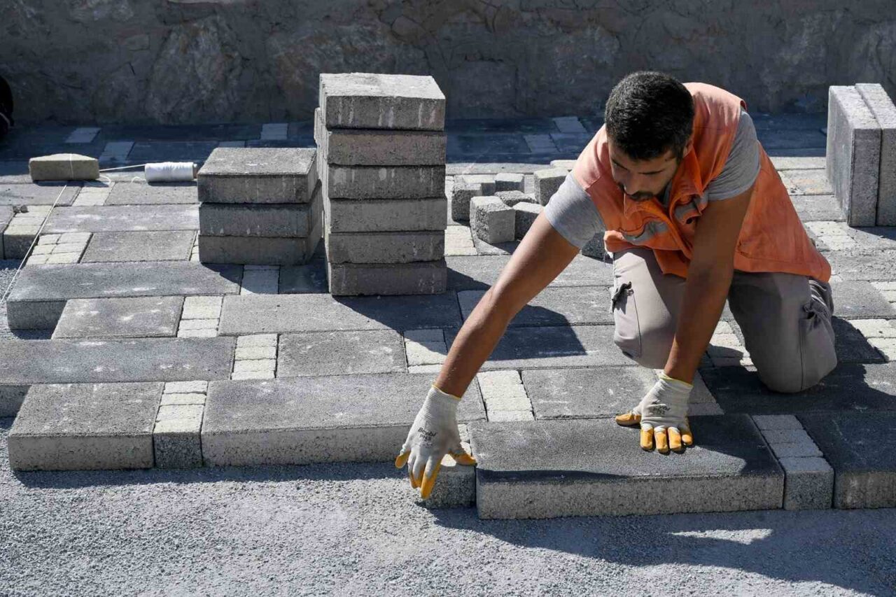 Kuşadası Belediyesi Park ve Bahçeler Müdürlüğü ekipleri tarafından Kadınlar Denizi