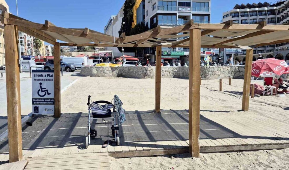 Aydın’ın Kuşadası ilçesinde Marina mevkiinde bulunan plaja, engelli bireylerin güneşten