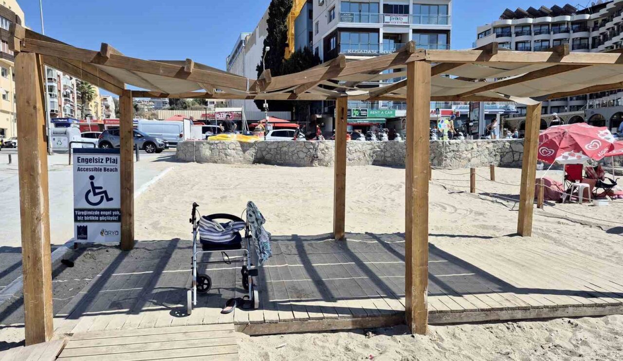 Aydın’ın Kuşadası ilçesinde Marina mevkiinde bulunan plaja, engelli bireylerin güneşten