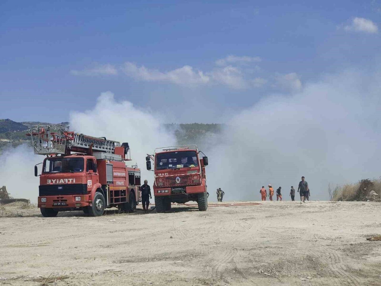 Aydın’ın Kuşadası ilçesinde hafriyat ve moloz döküm alanında yangın çıktı.