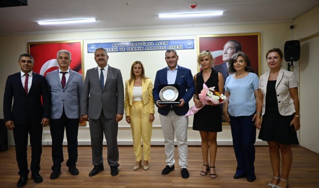 Aydın’ın Kuşadası ilçesinde, eğitime katkı sunan hayırsever iş insanı takdir