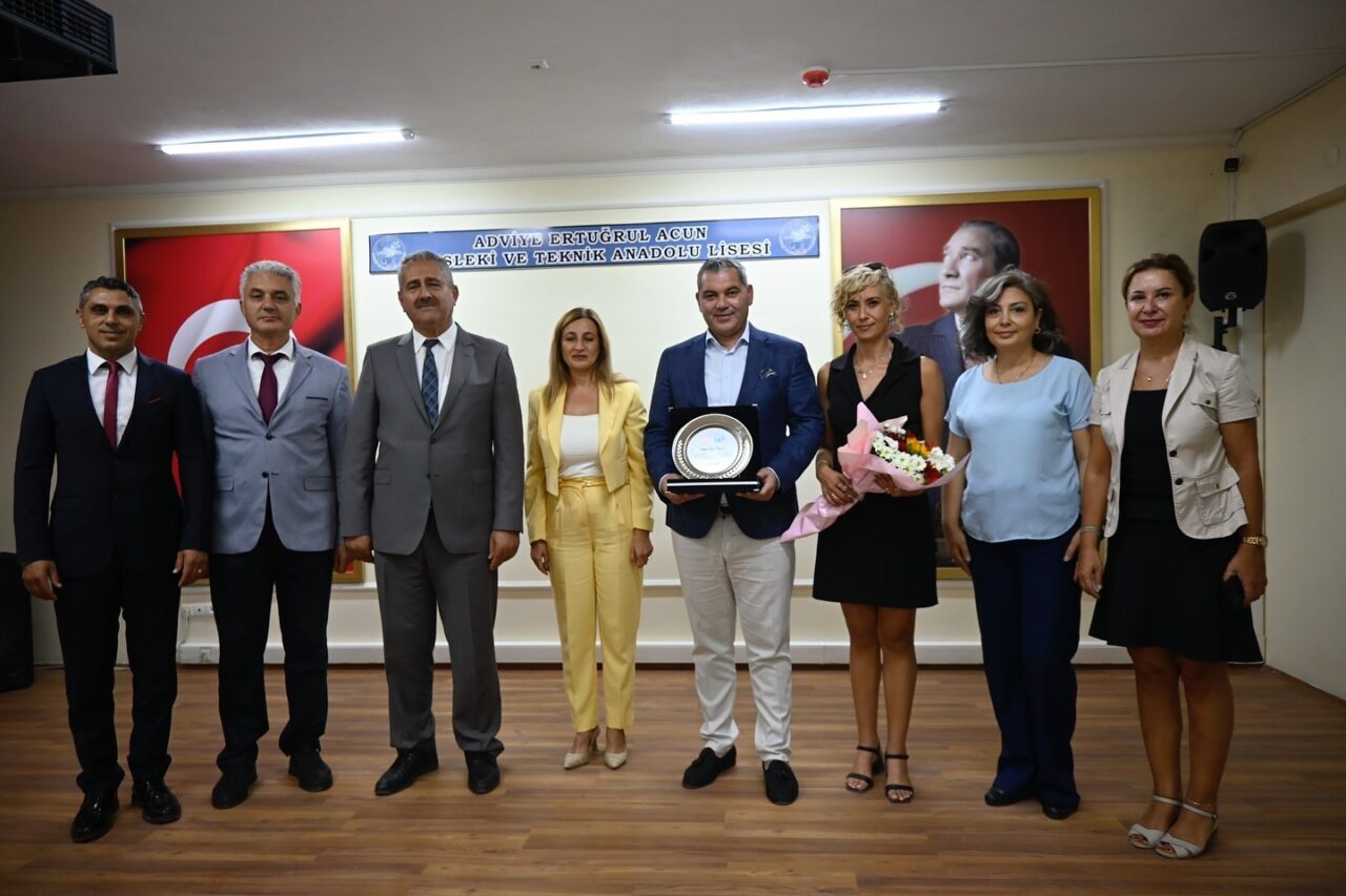 Aydın’ın Kuşadası ilçesinde, eğitime katkı sunan hayırsever iş insanı takdir