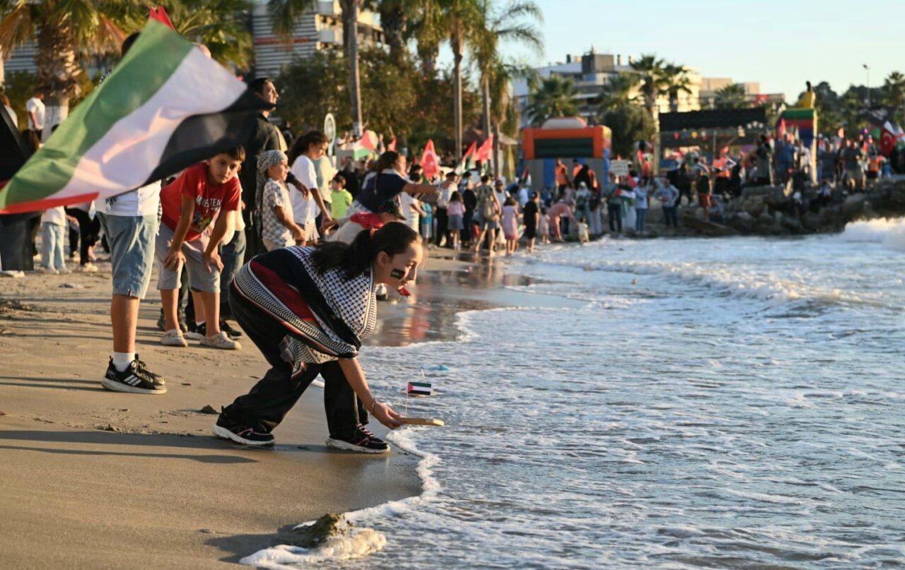 Kuşadası ilçesinde, Filistin Platformu üyeleri Gazze’ye insani yardım ulaştırmayı hedefleyen