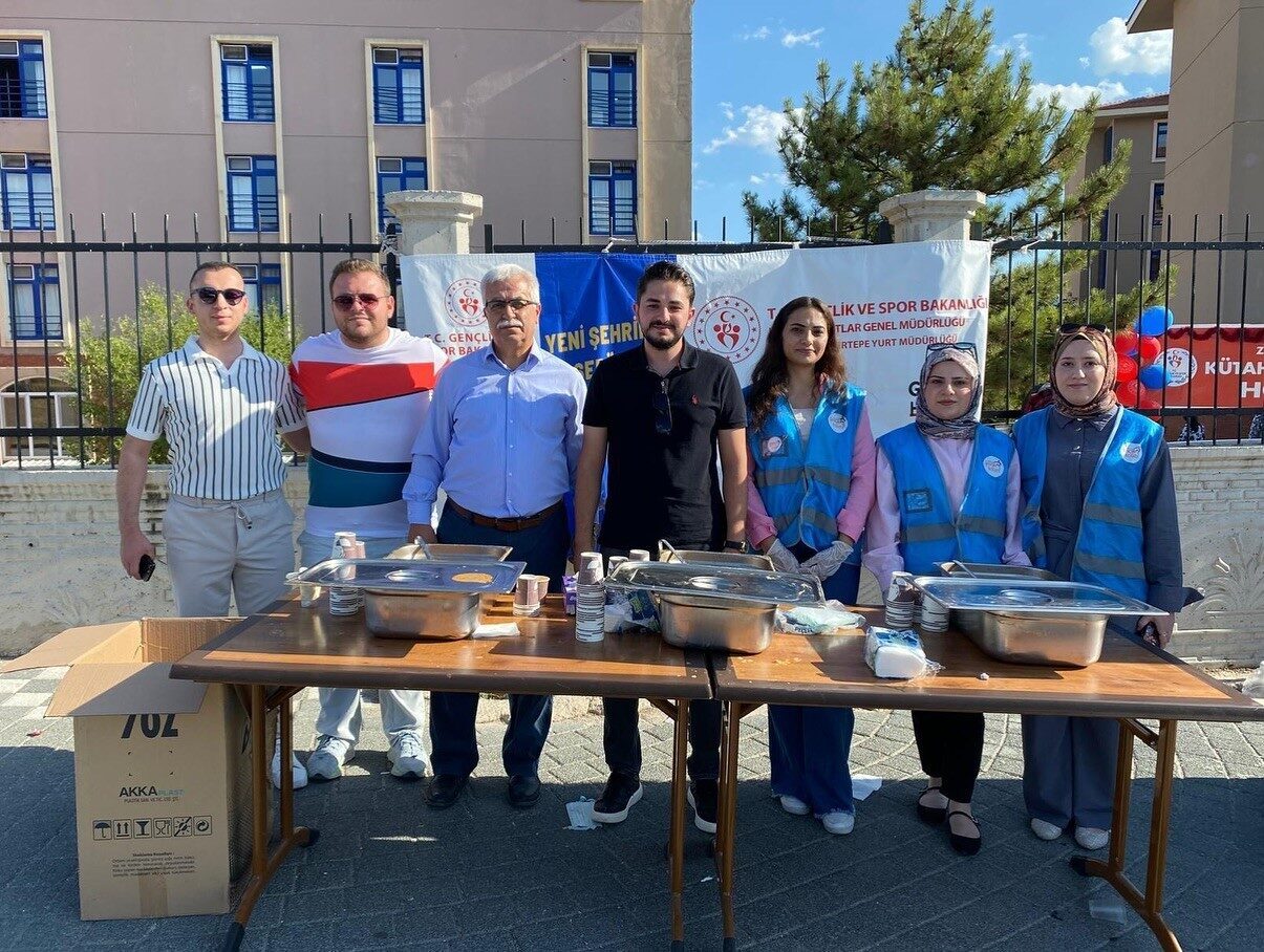 AK Parti Kütahya İl Gençlik Kolları, yeni eğitim-öğretim yılına başlayan