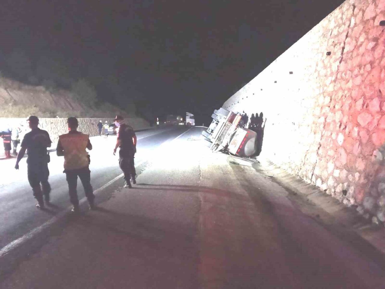 Tavşanlı-Emet karayolunda asit yüklü tankerin devrilmesi sonucu meydana gelen kazada