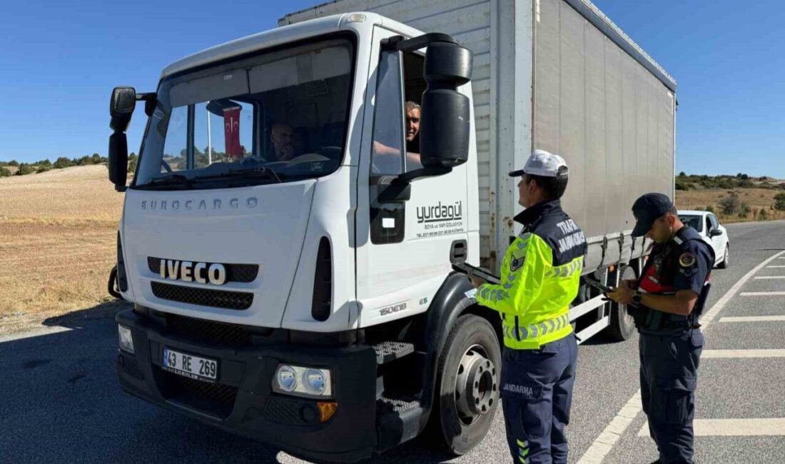 Kütahya’da jandarma trafik ekipleri tarafından sürücüler trafik kuralları hakkında bilgilendirildi.