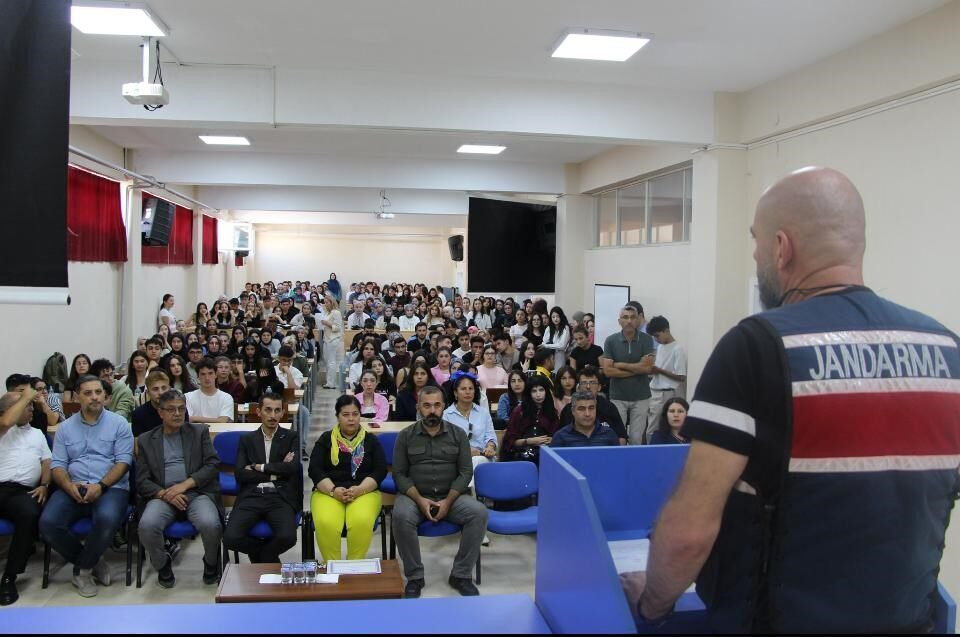 Jandarma ekipleri tarafından, Dumlupınar Üniversitesi Gediz Meslek Yüksekokulu ve Sağlık