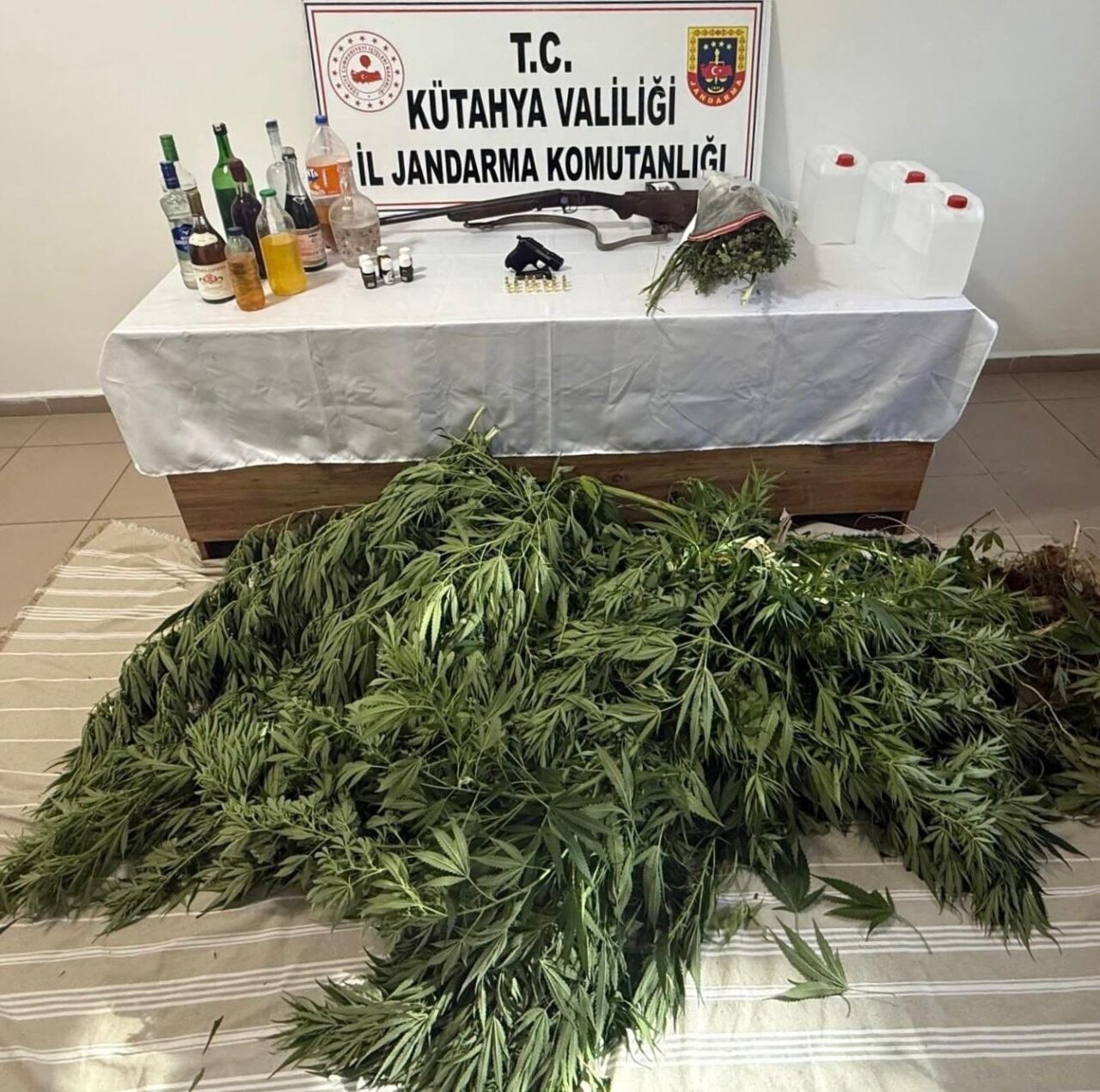 Kütahya İl Jandarma Komutanlığı ekipleri, il genelinde uyuşturucu ve kaçakçılıkla