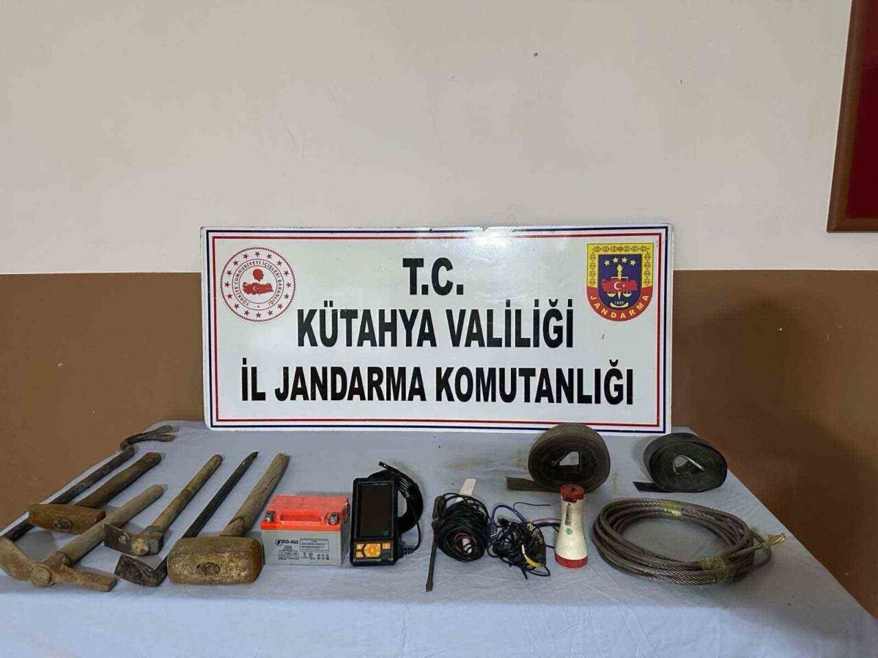 Kütahya’nın Gediz ilçesinde izinsiz tarihi eser kazısı yapan 6 şüpheli,