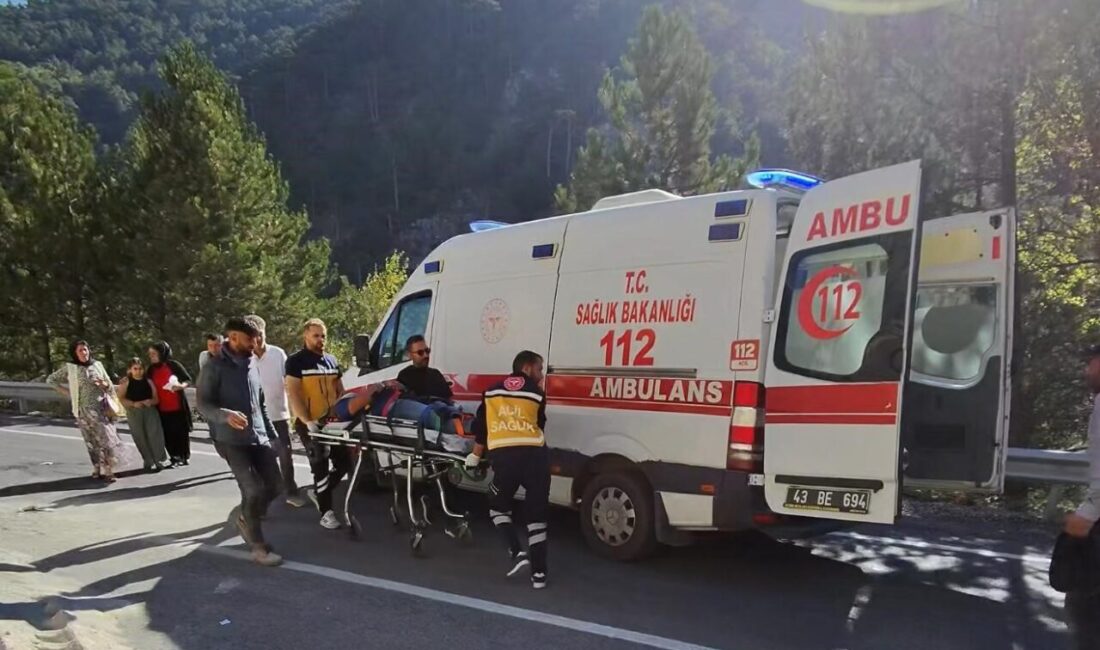 Domaniç-İnegöl kara yolunda yol çalışması sırasında bir işçi otomobilin çarpması