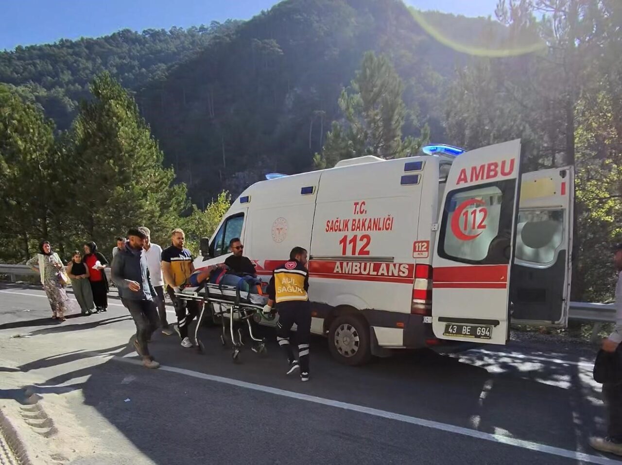 Domaniç-İnegöl kara yolunda yol çalışması sırasında bir işçi otomobilin çarpması