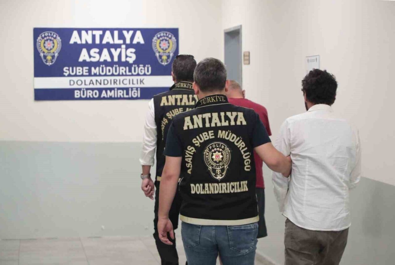Antalya’da bir kuyumcuya sahte altın satarak dolandıran 2 şahıs, polis