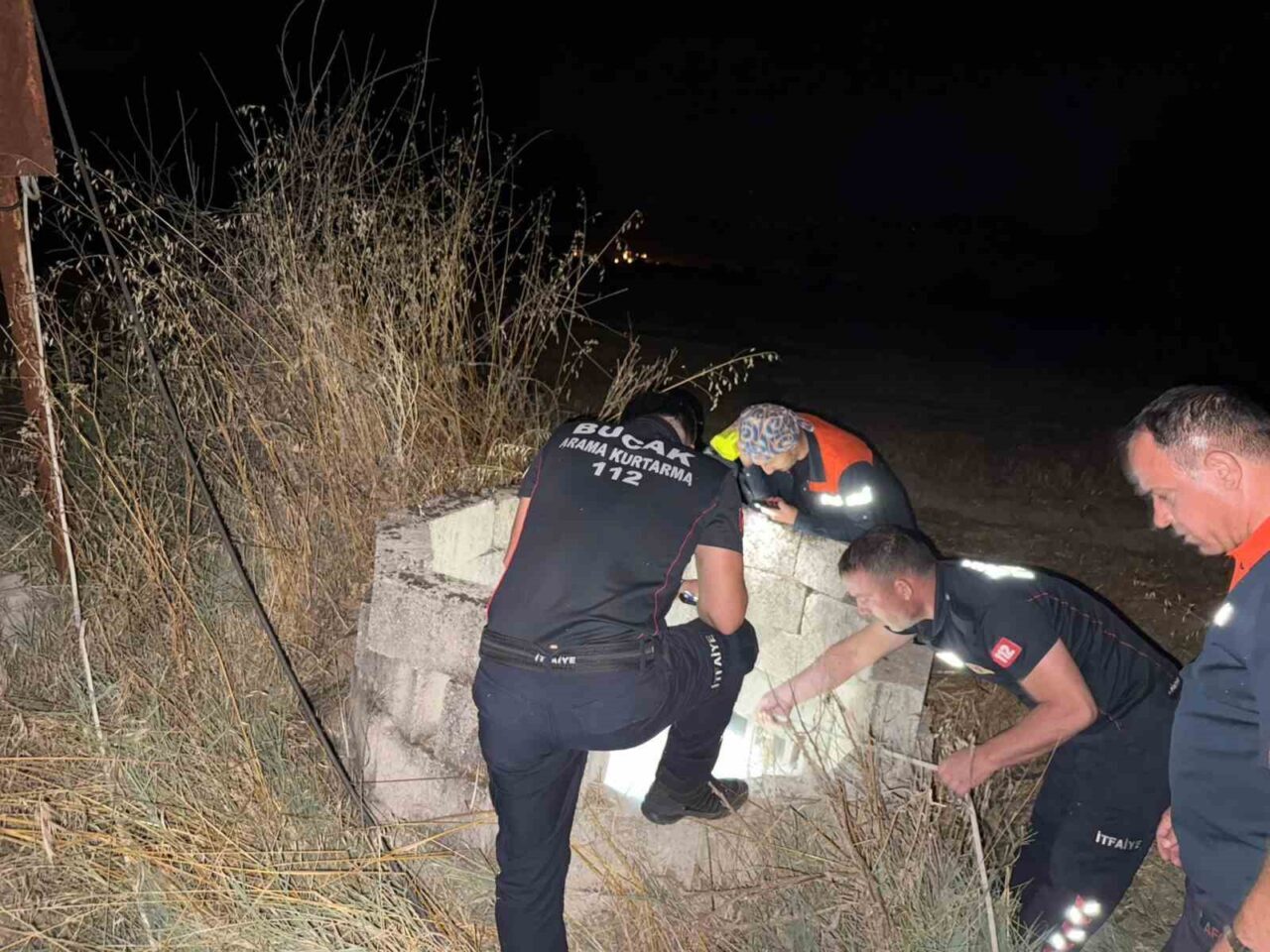 Burdur’un Bucak ilçesinde kuyuya düşen kedi, itfaiye ve AFAD ekiplerinin